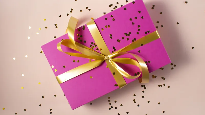 Mostrador de una tienda de regalos con objetos envueltos a mano.